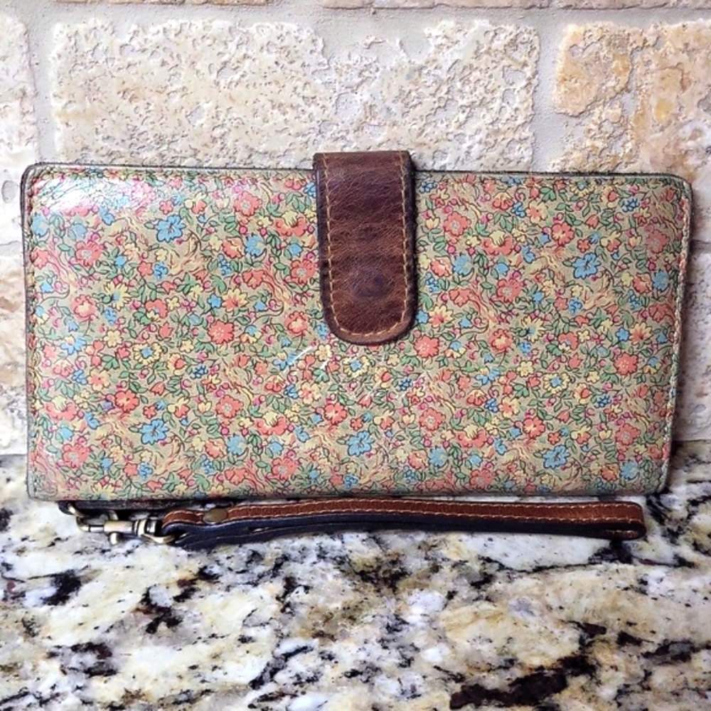 Patricia Nash Coral Bouquet Wristlet Wallet